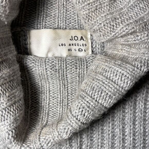 Gray sleeveless sweater  - Picture 2 of 7